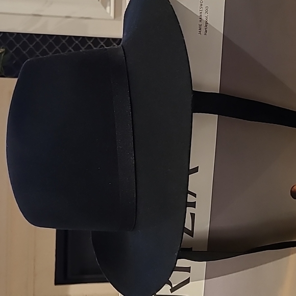 Aritzia Wool Alxiliary Hat - Picture 2 of 3